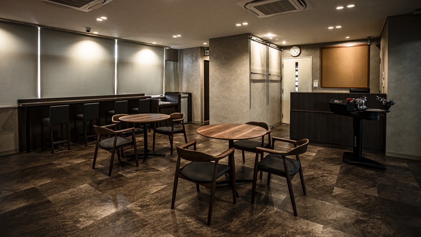 柏店のテニスコートラウンジ